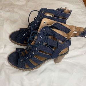 Navy blue heels , so cute never worn still has the tag
